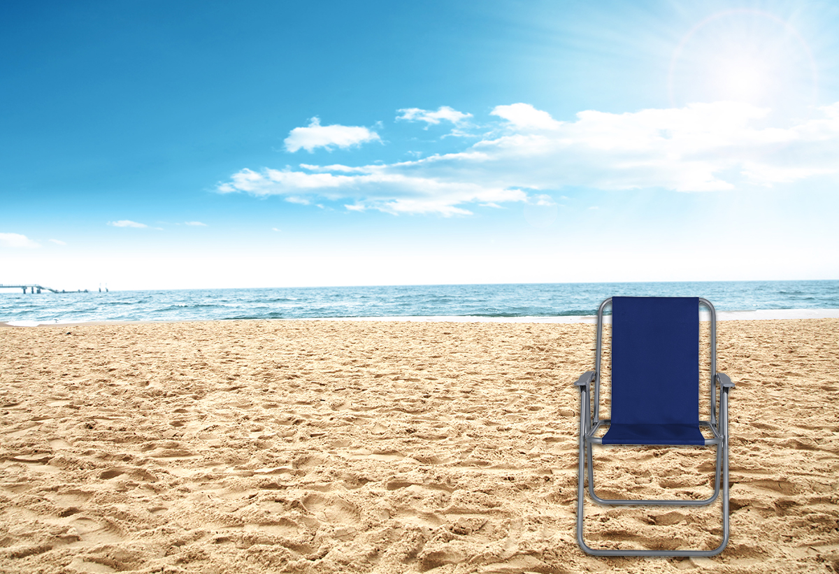 Η καρέκλα με φόντο μία παραλία.